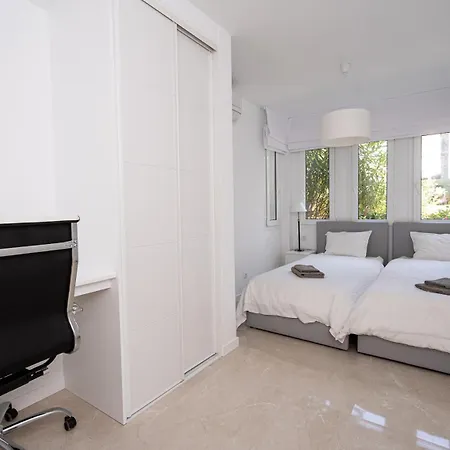 Front-line Garden In Palm Beach, Apartment Marbella