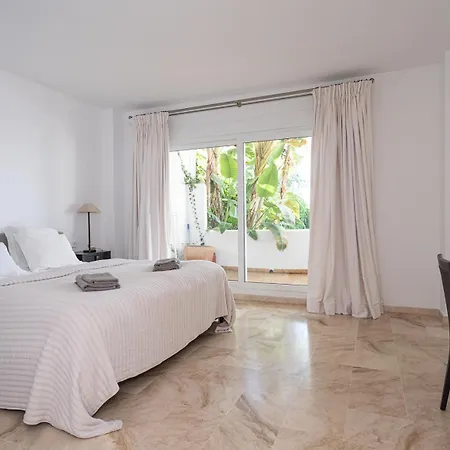Front-line Garden In Palm Beach, Apartment Marbella