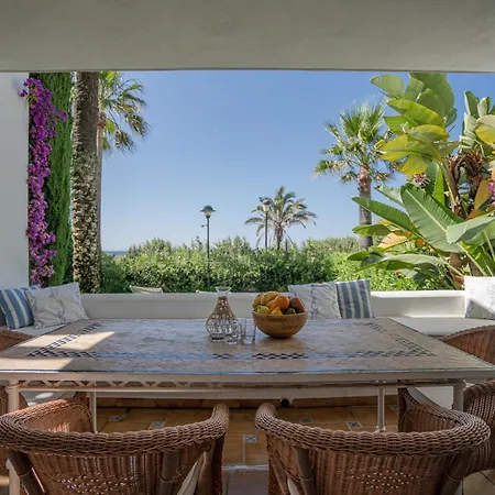 Front-line Garden In Palm Beach, Marbella